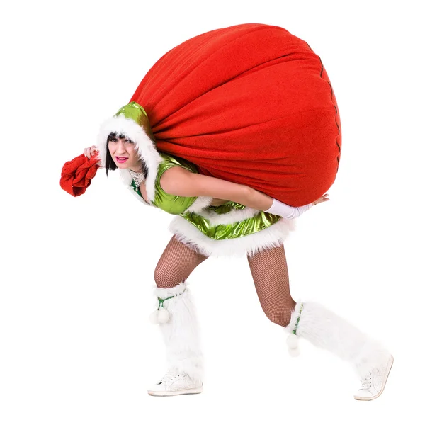Komik bir gnome üzerinde beyaz izole hediyelerle kırmızı çanta çeker gibi kadın giyinmiş — Stok fotoğraf