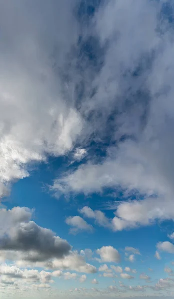 Fantastické Měkké Mraky Proti Modré Obloze Přírodní Složení — Stock fotografie