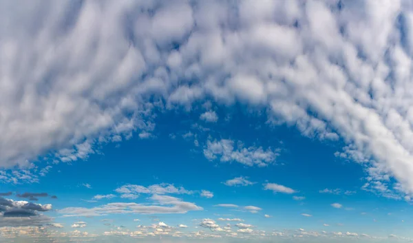 蔚蓝的天空映衬着奇异的软云 自然的构图 — 图库照片