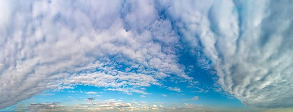 Fantastiche Nuvole Morbide Contro Cielo Blu Composizione Naturale — Foto Stock