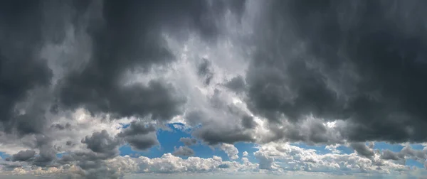 Fantásticas Nubes Oscuras Composición Natural Del Cielo Amplio Panorama —  Fotos de Stock