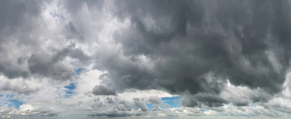 Fantásticas Nuvens Escuras Composição Céu Natural Amplo Panorama — Fotografia de Stock