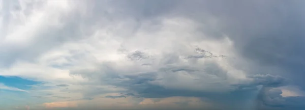 Fantásticas nuvens ao nascer do sol — Fotografia de Stock