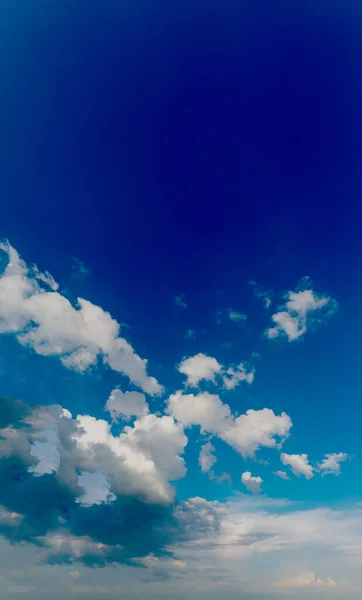 蔚蓝的天空映衬着神奇的云彩，垂直的全景 — 图库照片