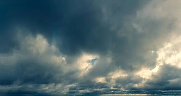 Fantastické tmavé bouřkové mraky při východu slunce — Stock fotografie