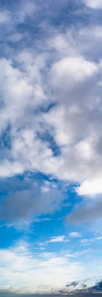 Fantastiche nuvole contro il cielo blu, panorama — Foto Stock