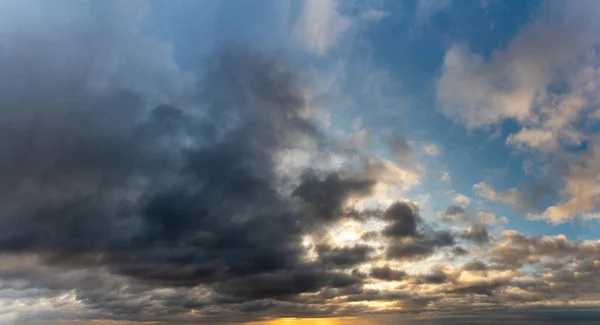 Фантастичні темні грозові хмари на сході сонця — стокове фото