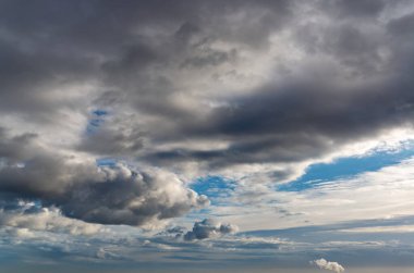 Güneşin doğuşunda fantastik kara bulutlar