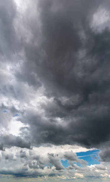 Fantásticas nubes, panorama vertical —  Fotos de Stock