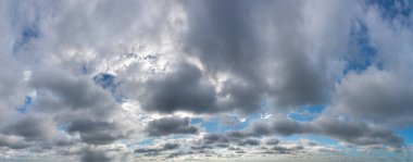 Mavi gökyüzüne karşı fantastik yumuşak bulutlar, doğal bileşim