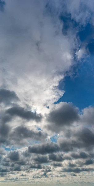 Φανταστικά Σύννεφα Ενάντια Στον Γαλάζιο Ουρανό Πανόραμα — Φωτογραφία Αρχείου