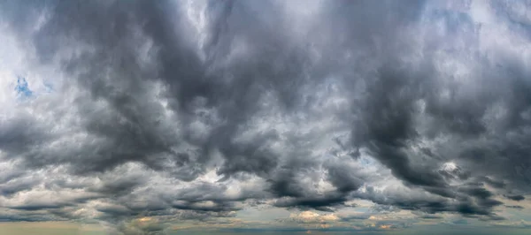 Fantásticas Nubes Oscuras Composición Natural Del Cielo Amplio Panorama —  Fotos de Stock