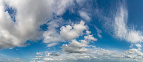 Fantásticas Nubes Suaves Contra Cielo Azul Composición Natural — Foto de Stock