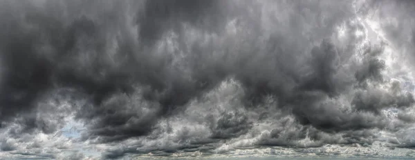 Fantásticas Nuvens Escuras Composição Céu Natural Amplo Panorama — Fotografia de Stock