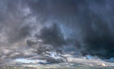 Fantastik kara bulutlar, doğal gökyüzü kompozisyonu, geniş manzara.