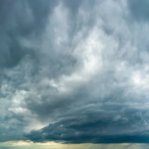 Fantásticas Nuvens Escuras Contra Céu Azul Composição Natural Céu — Fotografia de Stock