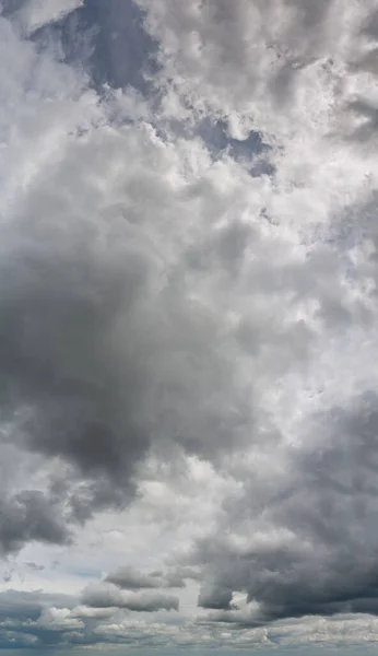 美妙柔和的雷云 垂直的全景自然构图 — 图库照片