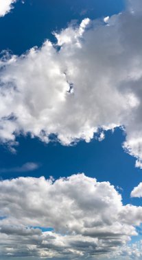 Mavi gökyüzüne karşı fantastik yumuşak bulutlar, doğal bileşim