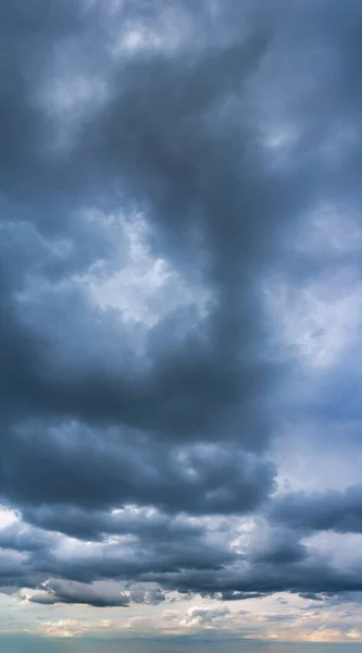 Fantastische wolken bij zonsopgang, verticaal panorama Rechtenvrije Stockafbeeldingen