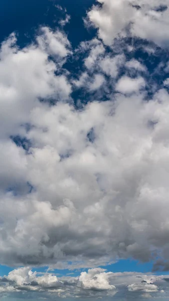 Fantastische wolken tegen de blauwe lucht, panorama — Stockfoto