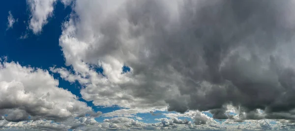 Fantastyczne Ciemne Chmury Naturalna Kompozycja Nieba Szeroka Panorama — Zdjęcie stockowe