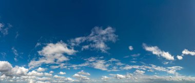 Mavi gökyüzüne karşı fantastik yumuşak bulutlar, doğal bileşim