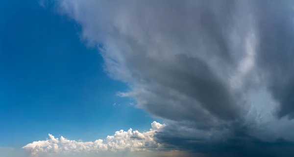 Fantastiska Moln Mot Blå Himmel Panorama — Stockfoto