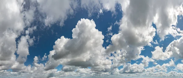 Fantastik Lembut Awan Terhadap Langit Biru Komposisi Alami — Stok Foto