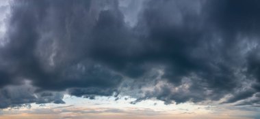 Fantastik kara bulutlar, doğal gökyüzü kompozisyonu, geniş manzara.