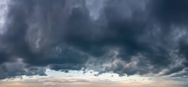 Fantastické Tmavé Bouřkové Mraky Přírodní Složení Oblohy Široké Panorama — Stock fotografie