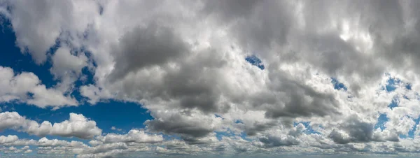 Fantastyczne chmury na tle błękitnego nieba, panorama — Zdjęcie stockowe