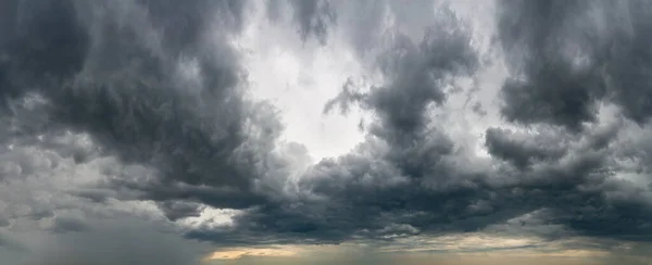 Fantastyczne ciemne chmury, panorama nieba Zdjęcie Stockowe