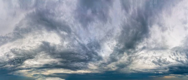 Fantastyczne ciemne chmury, panorama nieba — Zdjęcie stockowe