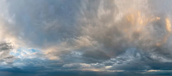 Fantastiska moln vid soluppgången — Stockfoto