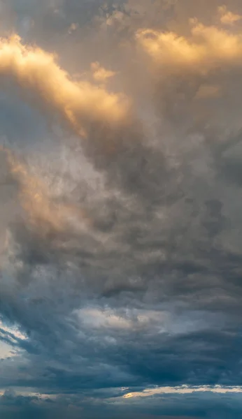 Fantásticas nubes al amanecer, panorama vertical —  Fotos de Stock