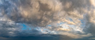 Güneş doğarken fantastik bulutlar