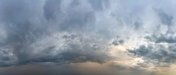 Fantastiche nuvole all'alba — Foto Stock