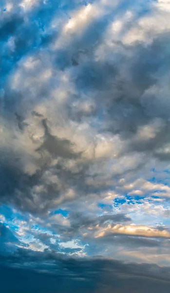 Fantásticas nubes al amanecer, panorama vertical — Foto de Stock