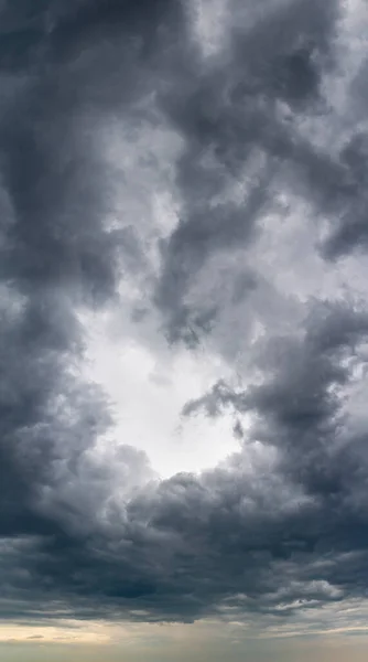 幻想的な雷雲、垂直パノラマ — ストック写真