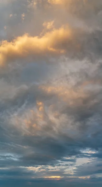 Fantásticas nubes al amanecer, panorama vertical — Foto de Stock