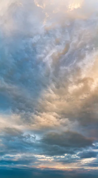 Fantastické mraky při východu slunce, vertikální panorama — Stock fotografie