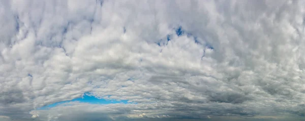 Fantásticas nuvens de trovão suaves, panorama do céu — Fotografia de Stock