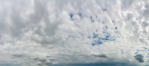 Fantásticas nuvens de trovão suaves, panorama do céu — Fotografia de Stock