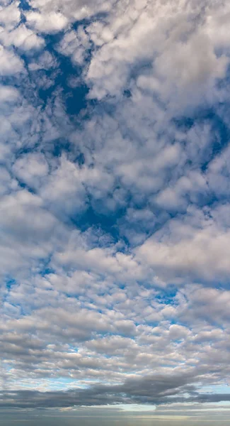 Fantastyczne chmury na tle błękitnego nieba, panorama — Zdjęcie stockowe