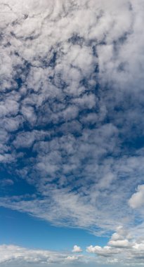 Mavi gökyüzüne karşı fantastik bulutlar, manzara