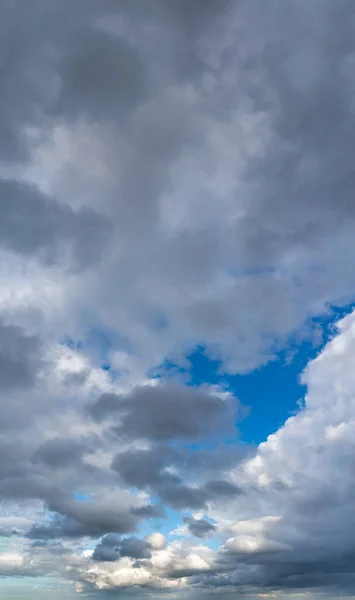 蔚蓝的天空映衬着神奇的云彩，全景 — 图库照片