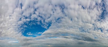 Muhteşem yumuşak gök gürültülü bulutlar, gökyüzü manzarası