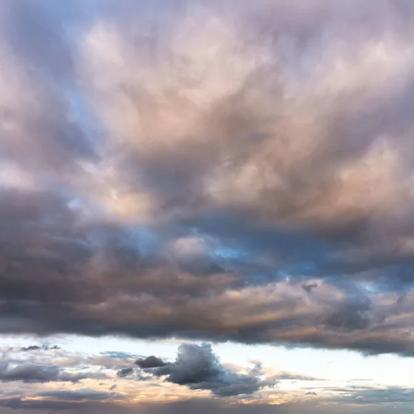 Fantásticas nuvens de trovão escuras — Fotografia de Stock