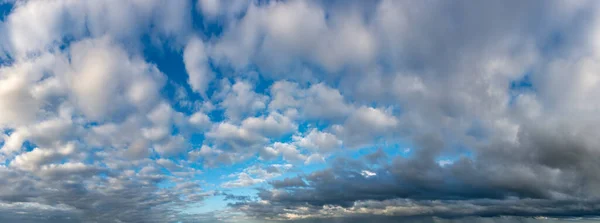 Fantásticas nuvens escuras, panorama do céu — Fotografia de Stock
