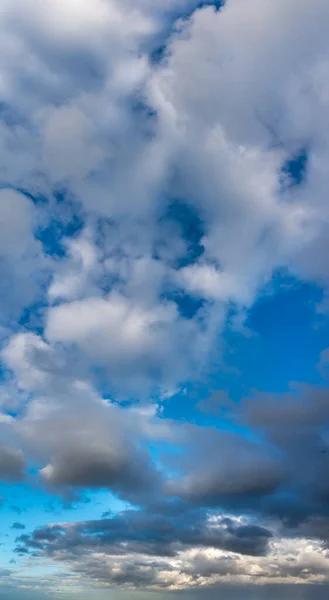 蔚蓝的天空映衬着神奇的云彩，全景 — 图库照片